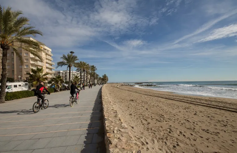 Casa adosada 50m de la playa Calafell . WIFI gratis